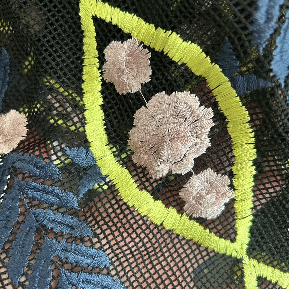 Floral symmetrical lace dress - Picture 5 of 10